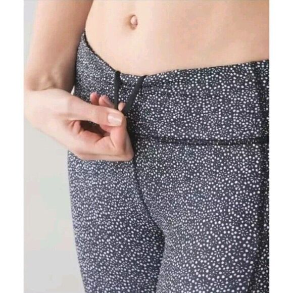Lululemon Pace Rival Crop Freckle Flower Black White Leggings Size 2 - Picture 13 of 16